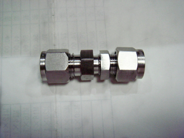 卡套直通穿(chuan)闆接頭